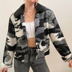 Vintage 1980/90's Black Camo Teddy Zip Up Jacket w/ Fur Trim Collar